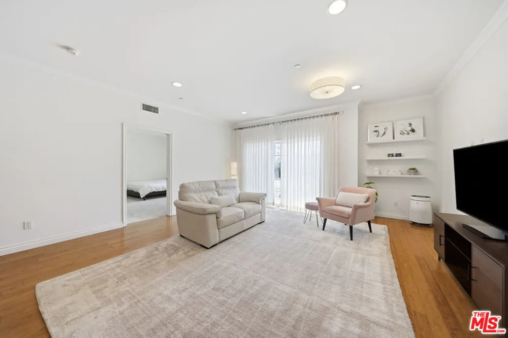 722 S Oxford Avenue #305 Los Angeles, CA 90005
