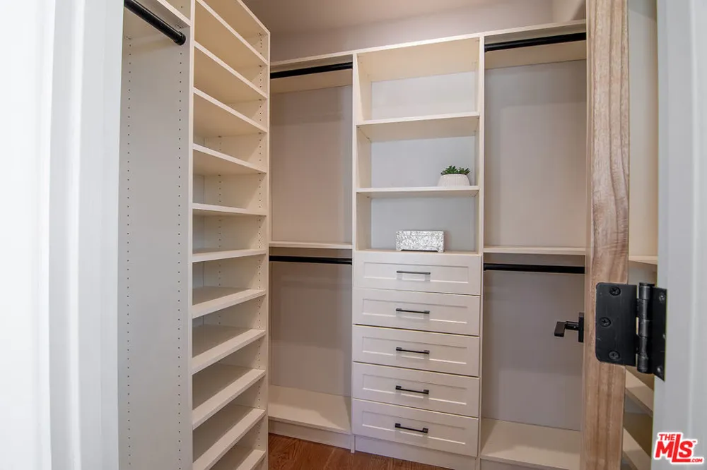 6417 Lindenhurst Avenue Los Angeles, CA 90048