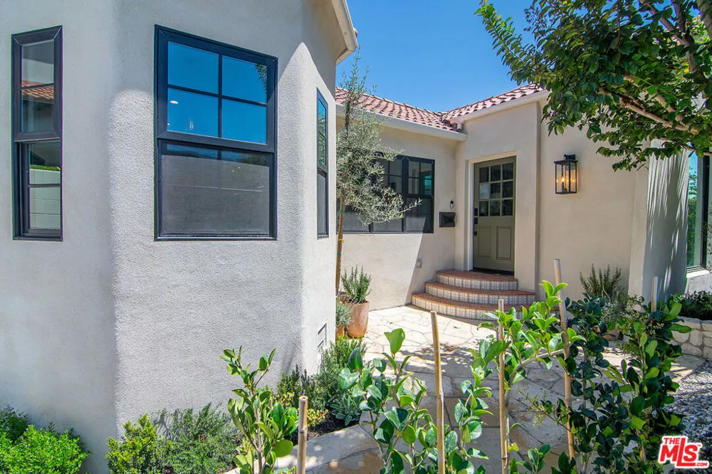 6417 Lindenhurst Avenue Los Angeles, CA 90048