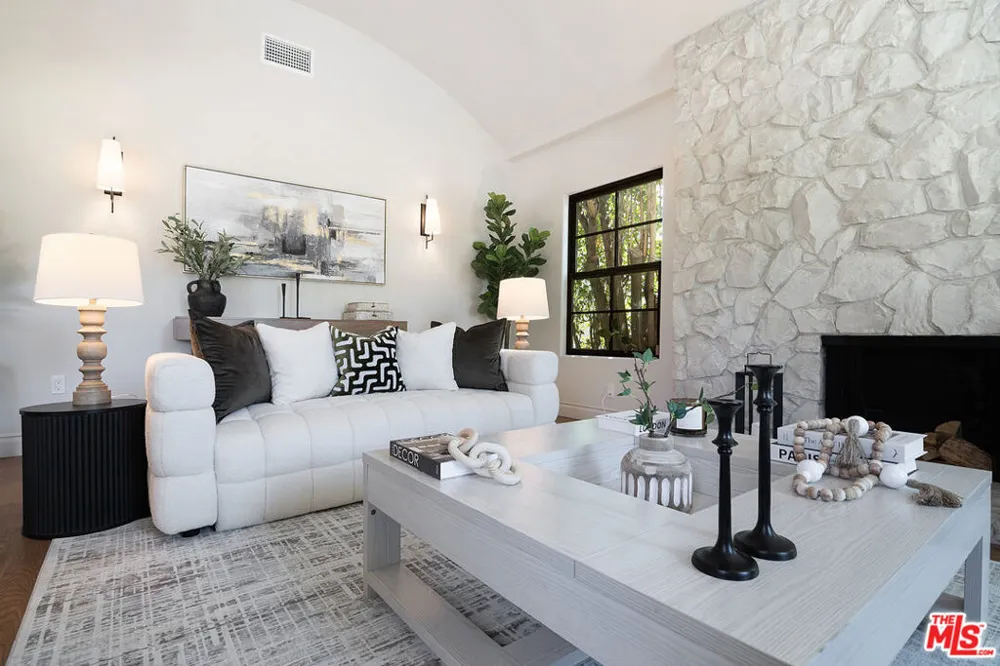 6417 Lindenhurst Avenue Los Angeles, CA 90048