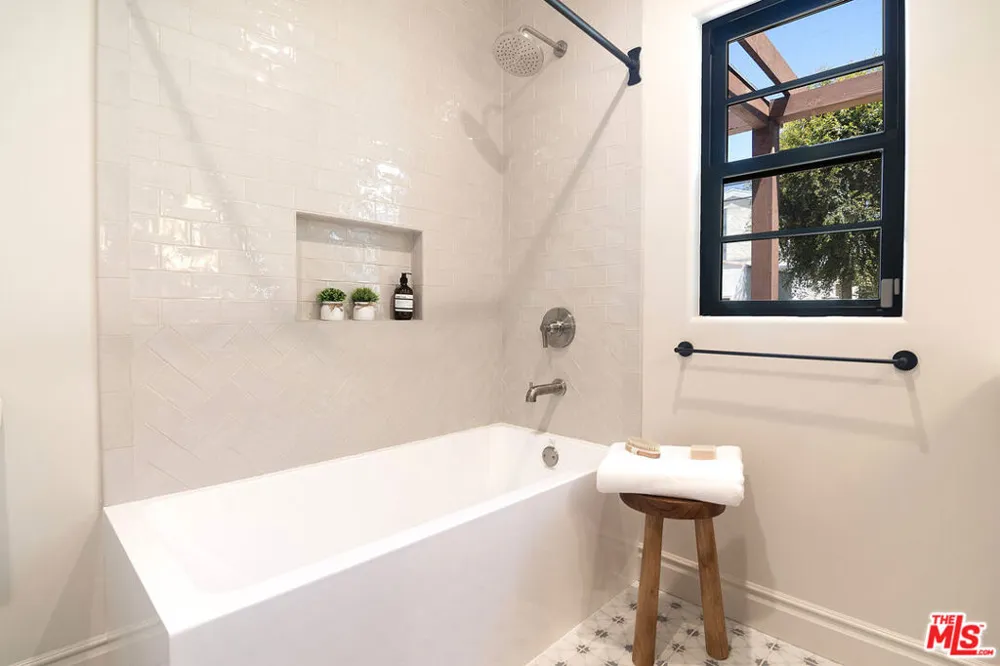 6417 Lindenhurst Avenue Los Angeles, CA 90048