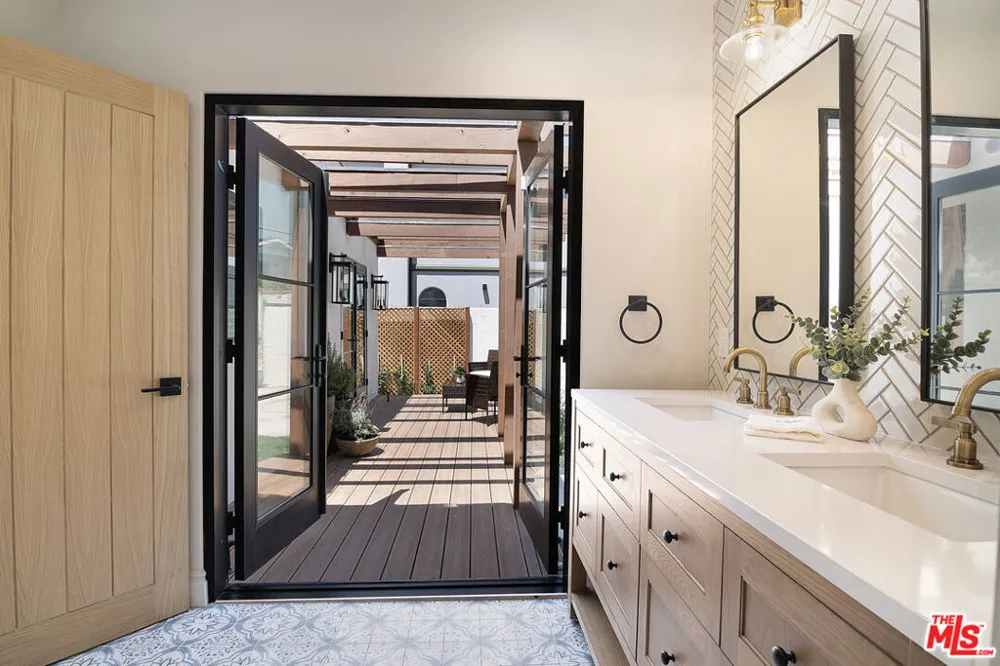 6417 Lindenhurst Avenue Los Angeles, CA 90048