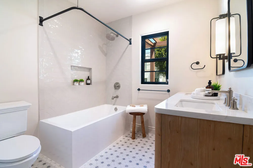 6417 Lindenhurst Avenue Los Angeles, CA 90048
