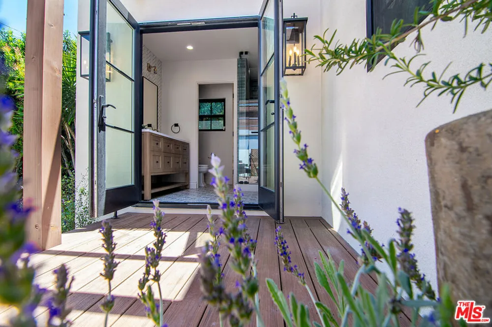 6417 Lindenhurst Avenue Los Angeles, CA 90048