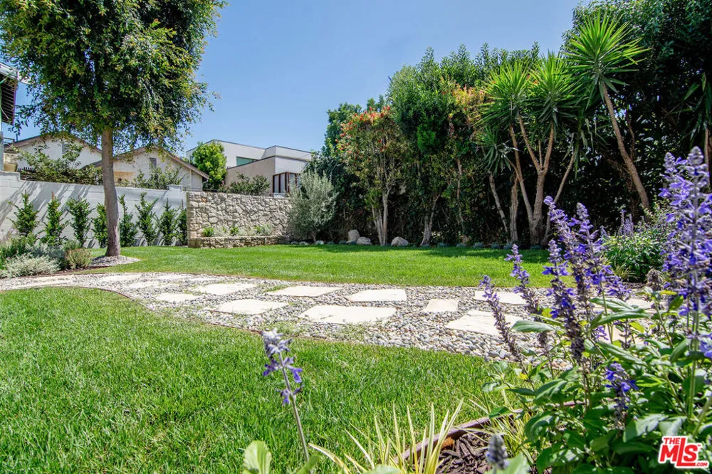 6417 Lindenhurst Avenue Los Angeles, CA 90048