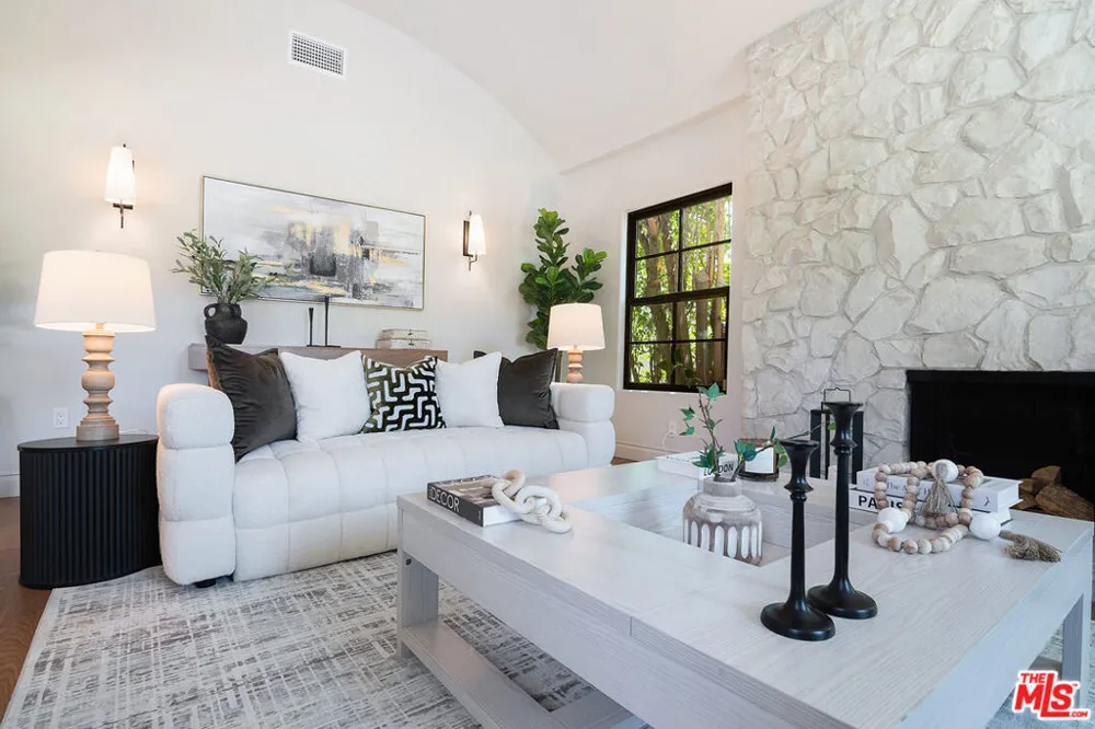 6417 Lindenhurst Avenue Los Angeles, CA 90048