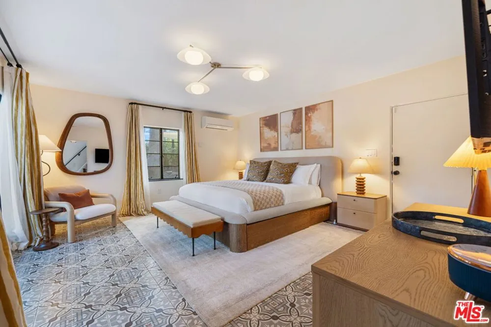 608 S Indian Trail Palm Springs, CA 92264