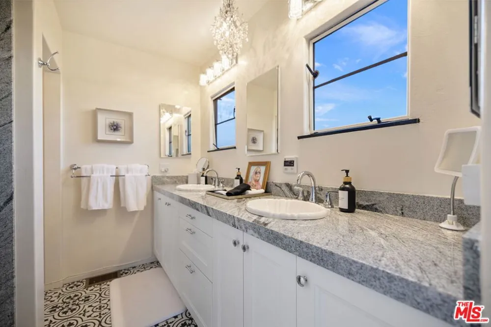 608 S Indian Trail Palm Springs, CA 92264