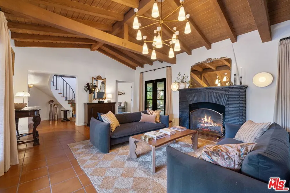 608 S Indian Trail Palm Springs, CA 92264