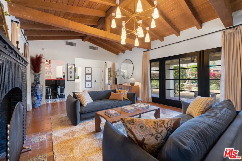 608 S Indian Trail Palm Springs, CA 92264