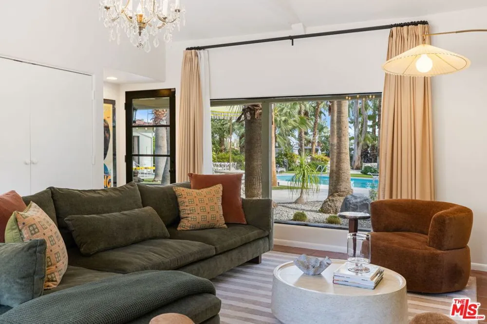 608 S Indian Trail Palm Springs, CA 92264