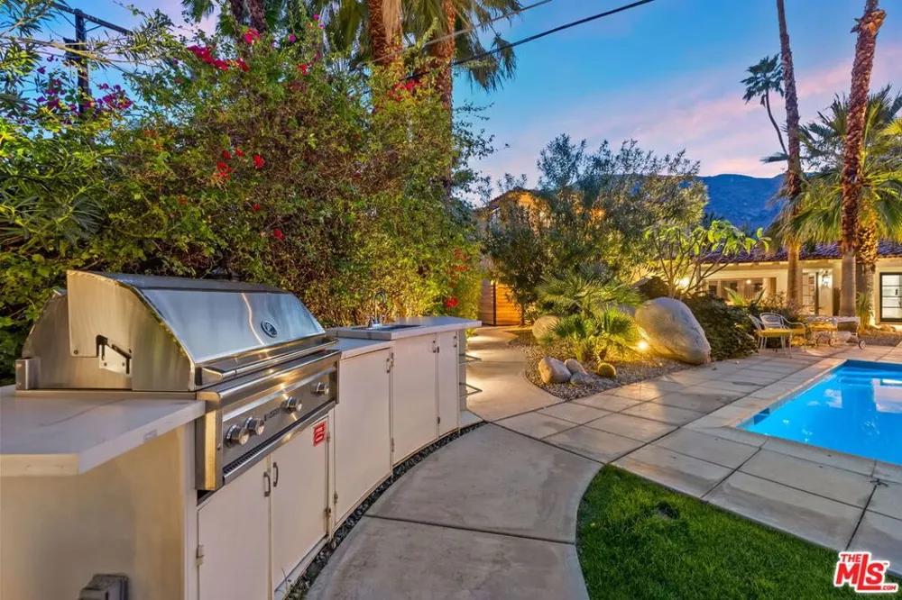 608 S Indian Trail Palm Springs, CA 92264