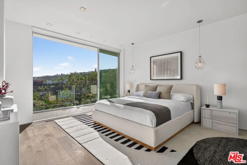 8760 Hollywood Boulevard Los Angeles, CA 90069