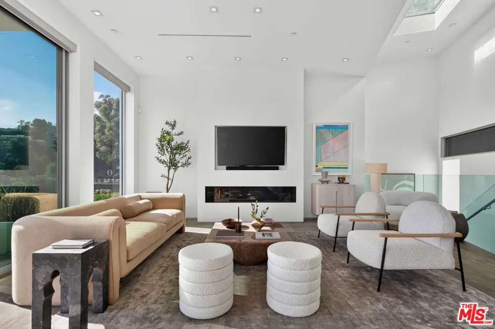 8760 Hollywood Boulevard Los Angeles, CA 90069