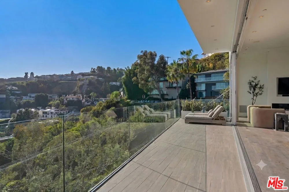 8760 Hollywood Boulevard Los Angeles, CA 90069