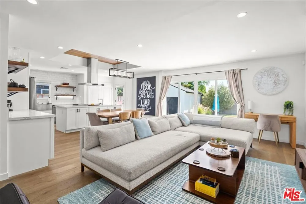 6212 Tunney Avenue Tarzana, CA 91335