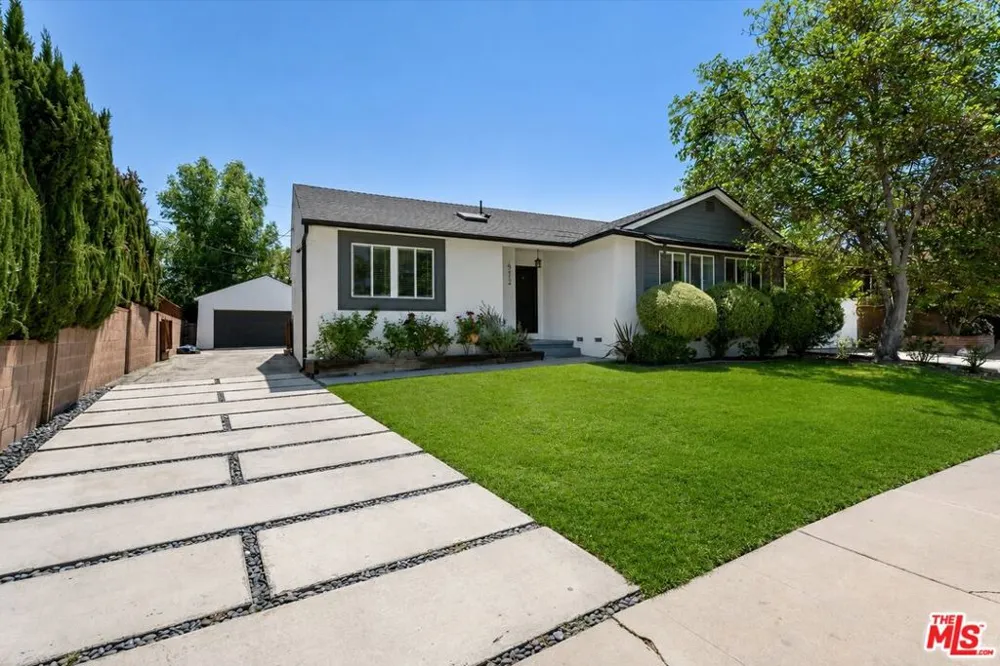 6212 Tunney Avenue Tarzana, CA 91335
