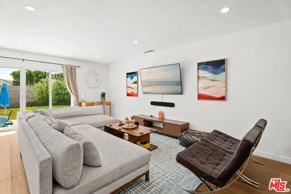 6212 Tunney Avenue Tarzana, CA 91335