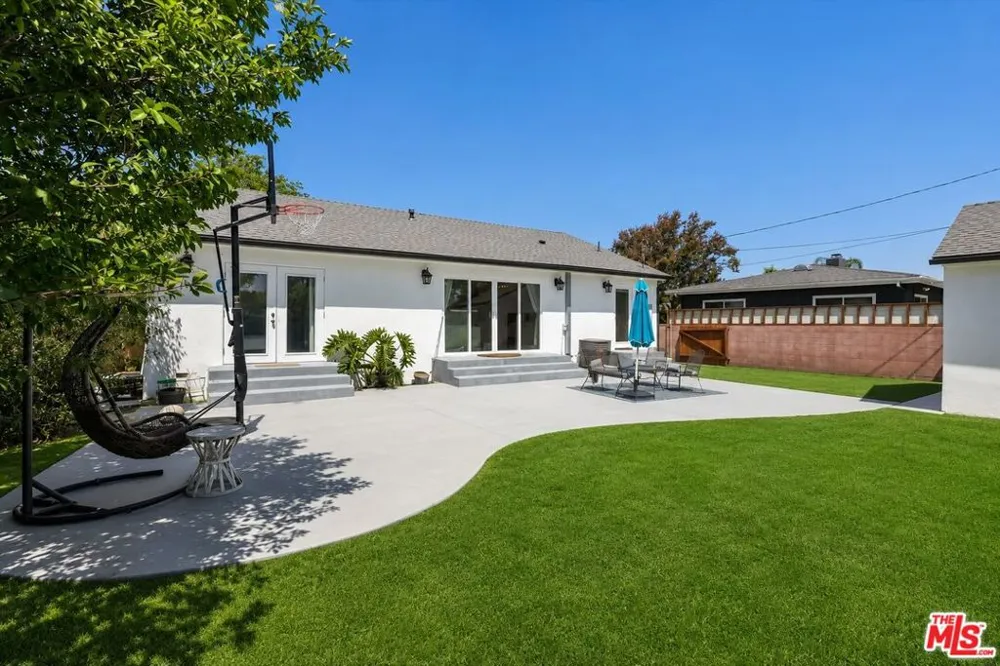 6212 Tunney Avenue Tarzana, CA 91335