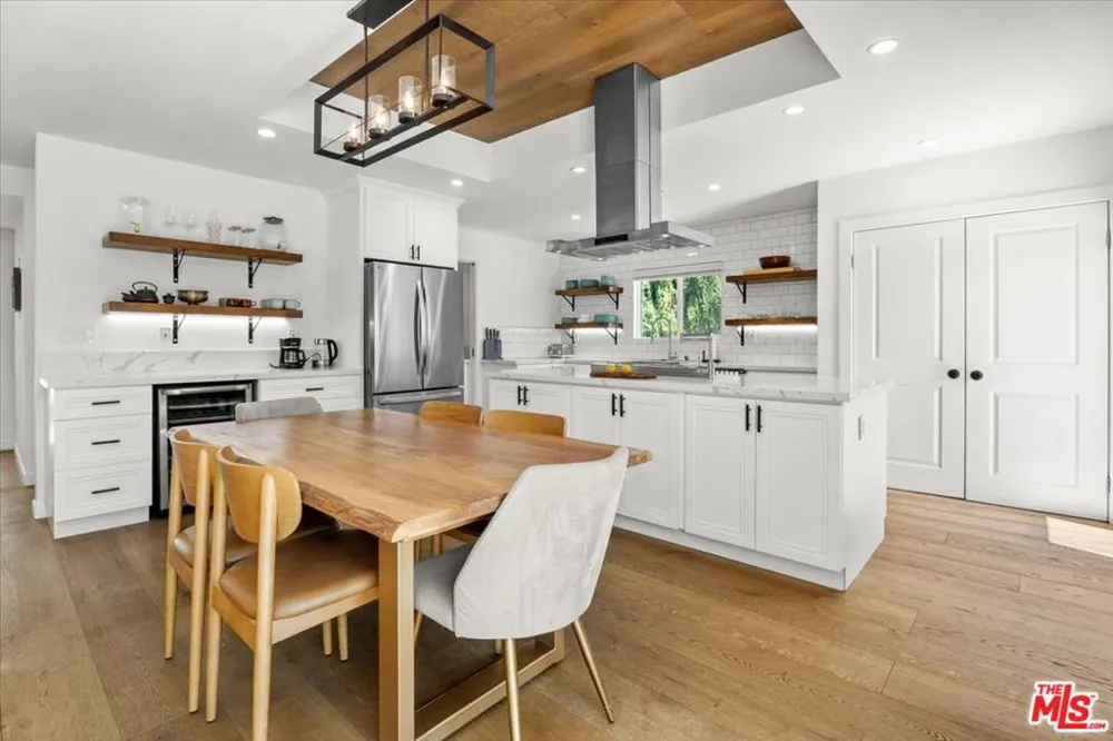 6212 Tunney Avenue Tarzana, CA 91335