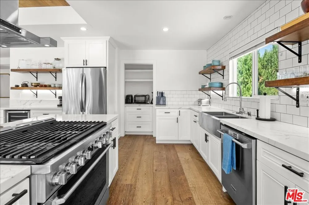 6212 Tunney Avenue Tarzana, CA 91335