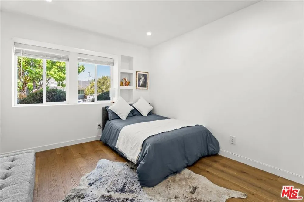 6212 Tunney Avenue Tarzana, CA 91335