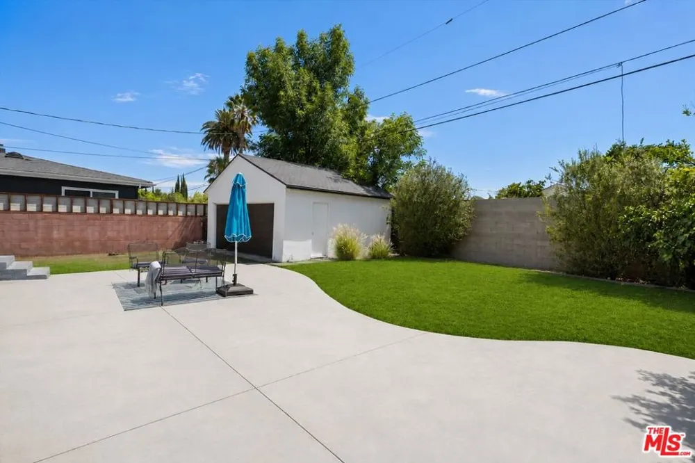 6212 Tunney Avenue Tarzana, CA 91335