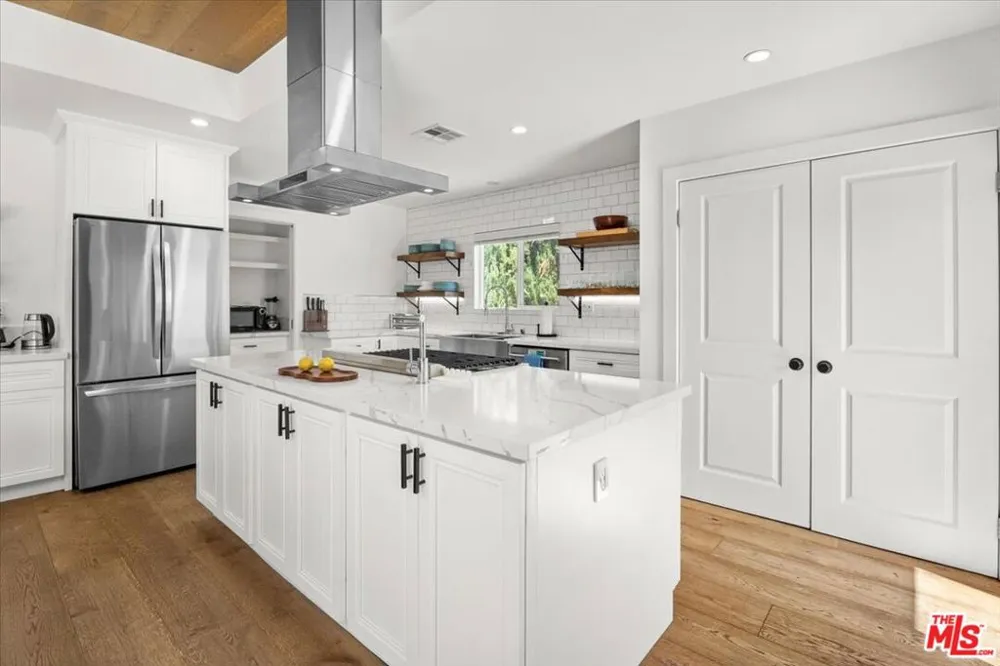 6212 Tunney Avenue Tarzana, CA 91335