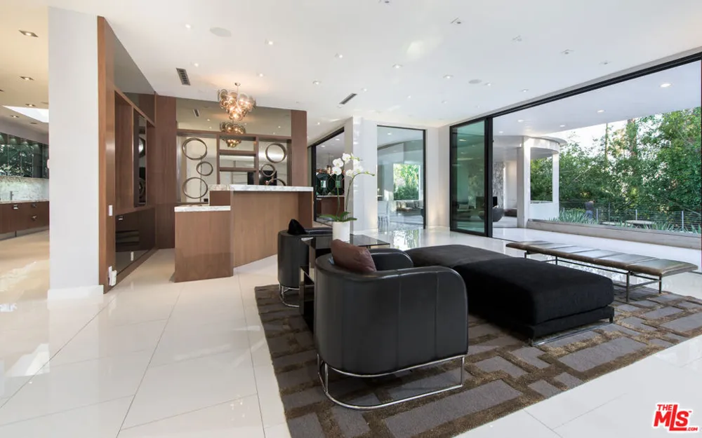 900 HILLCREST ROAD Beverly Hills, CA 90210