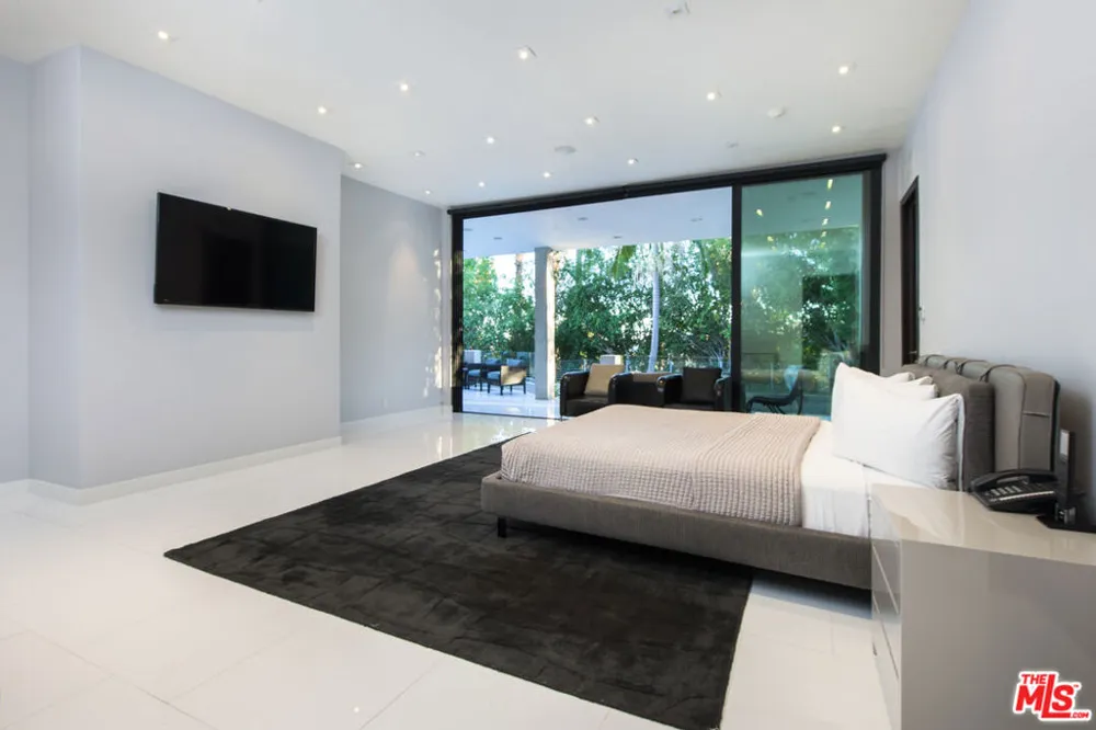 900 HILLCREST ROAD Beverly Hills, CA 90210