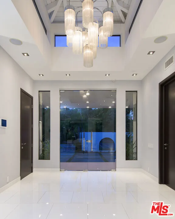 900 HILLCREST ROAD Beverly Hills, CA 90210