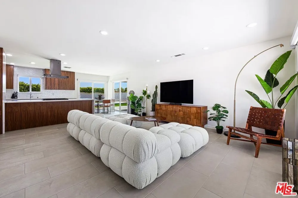 2002 Whitewater Club Drive Palm Springs, CA 92262