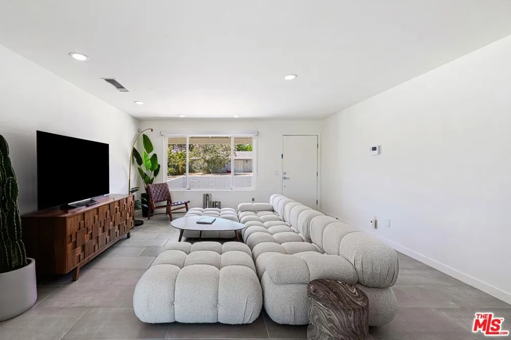 2002 Whitewater Club Drive Palm Springs, CA 92262