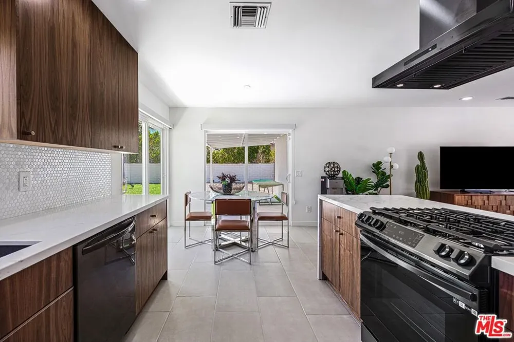 2002 Whitewater Club Drive Palm Springs, CA 92262