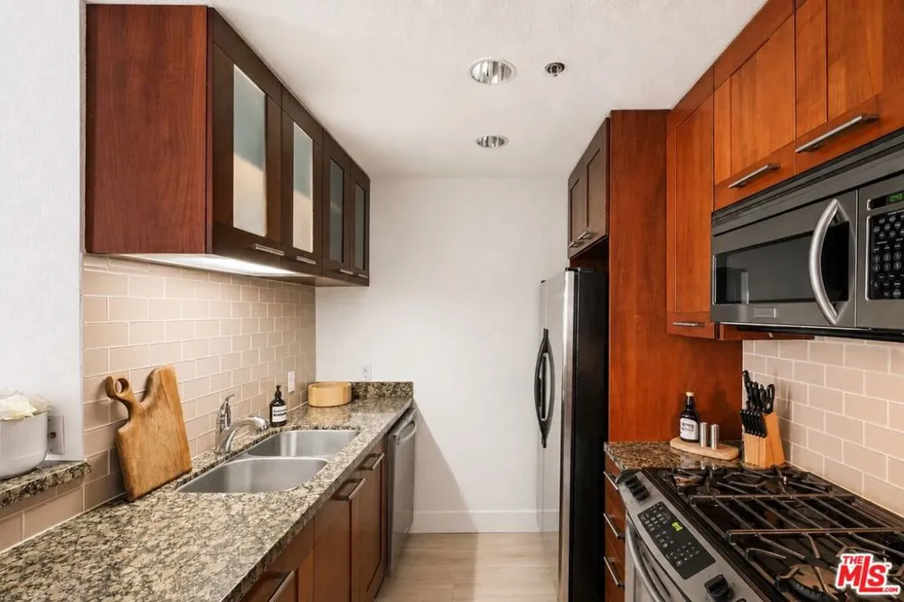 585 Rossmore Avenue #506 Los Angeles, CA 90004