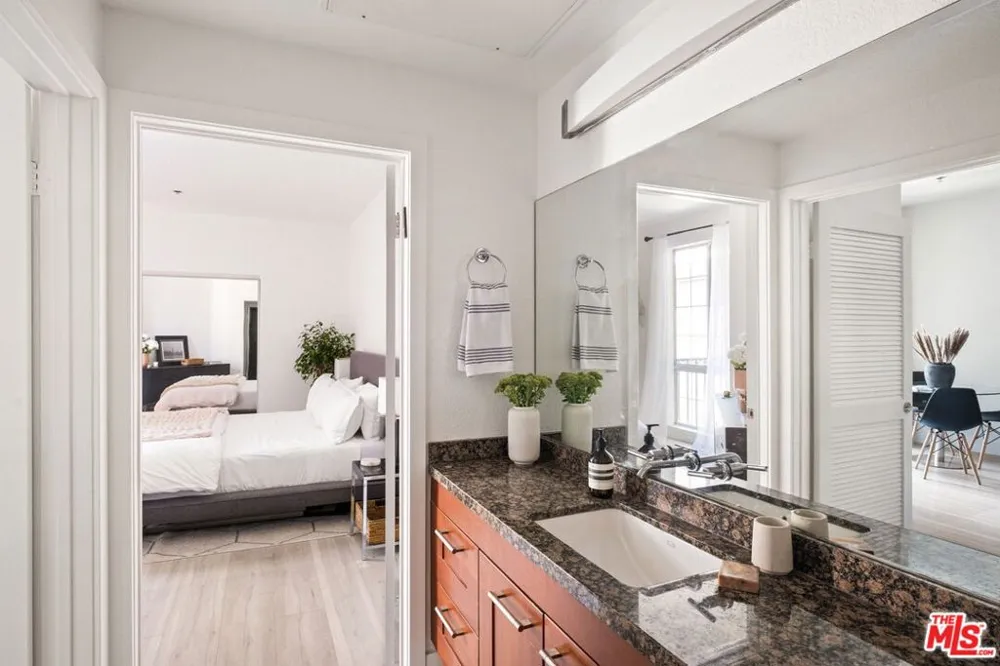 585 Rossmore Avenue #506 Los Angeles, CA 90004