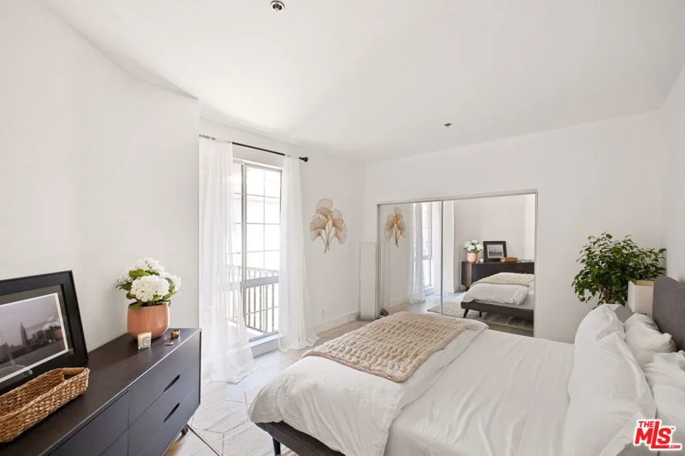 585 Rossmore Avenue #506 Los Angeles, CA 90004