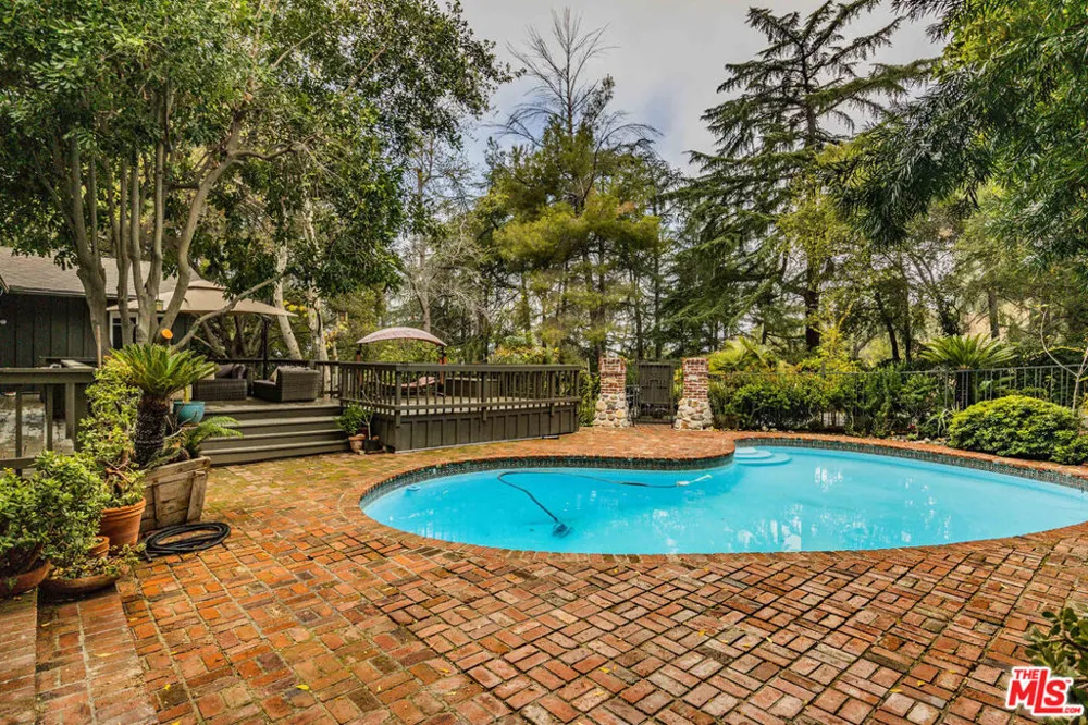 5228 Palm Drive La Canada Flintridge, CA 91011