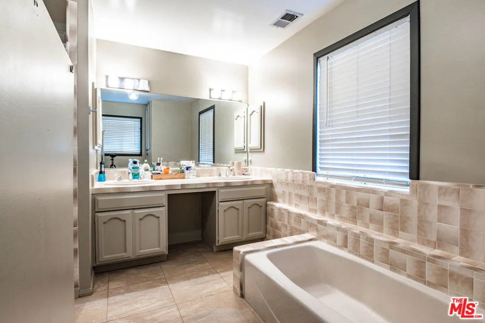 5228 Palm Drive La Canada Flintridge, CA 91011