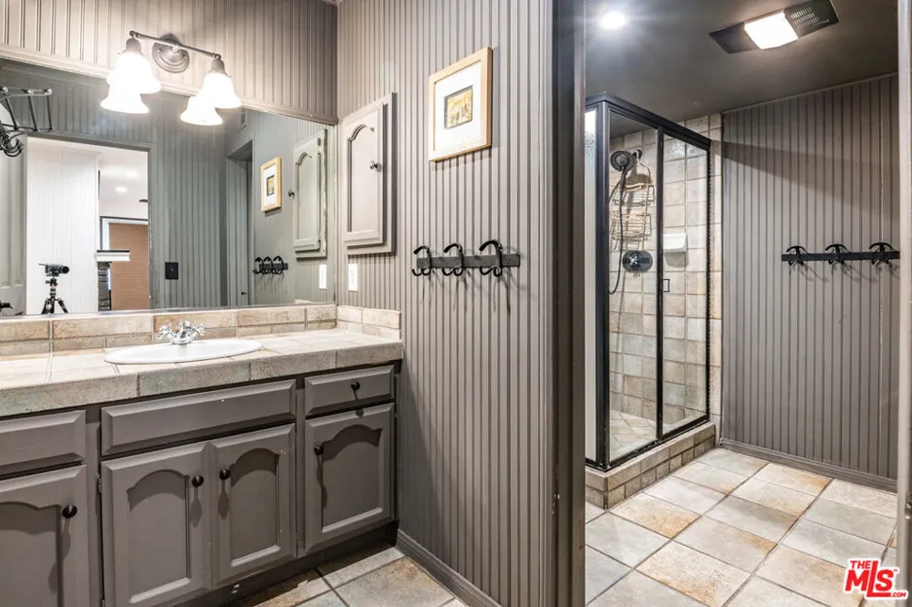 5228 Palm Drive La Canada Flintridge, CA 91011