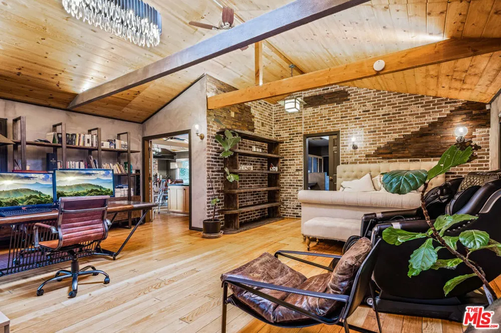 5228 Palm Drive La Canada Flintridge, CA 91011