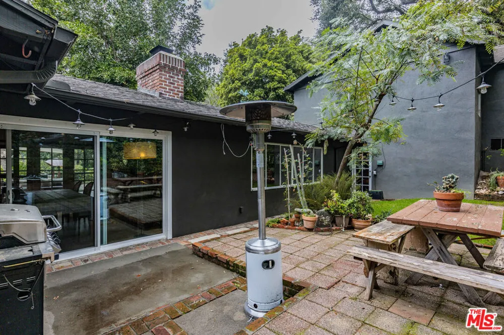 5228 Palm Drive La Canada Flintridge, CA 91011