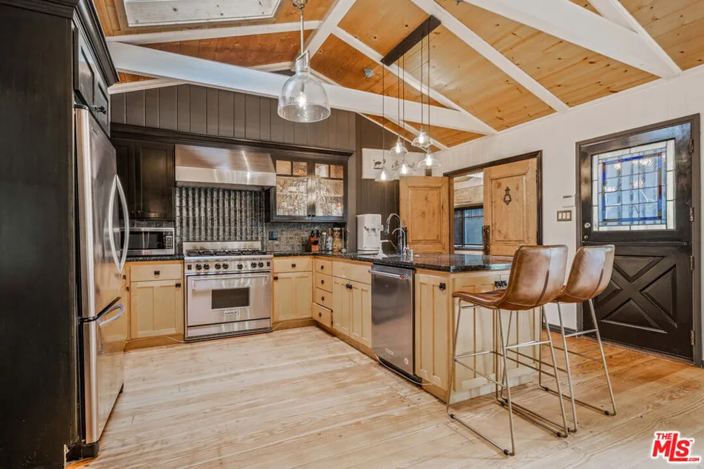 5228 Palm Drive La Canada Flintridge, CA 91011