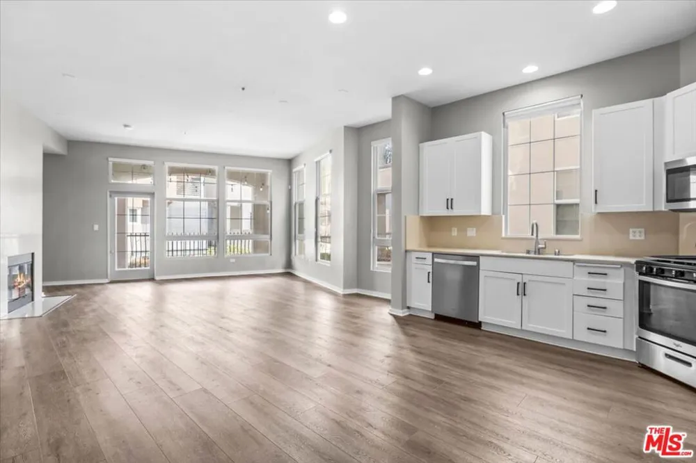 13020 Pacific #203 Playa Vista, CA 90094