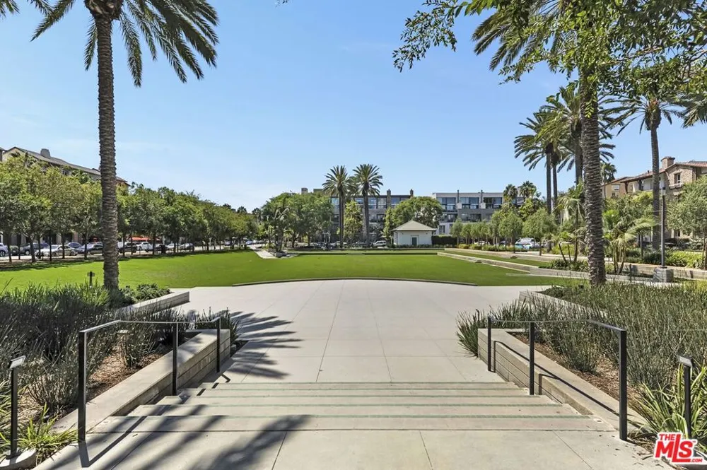13020 Pacific #203 Playa Vista, CA 90094