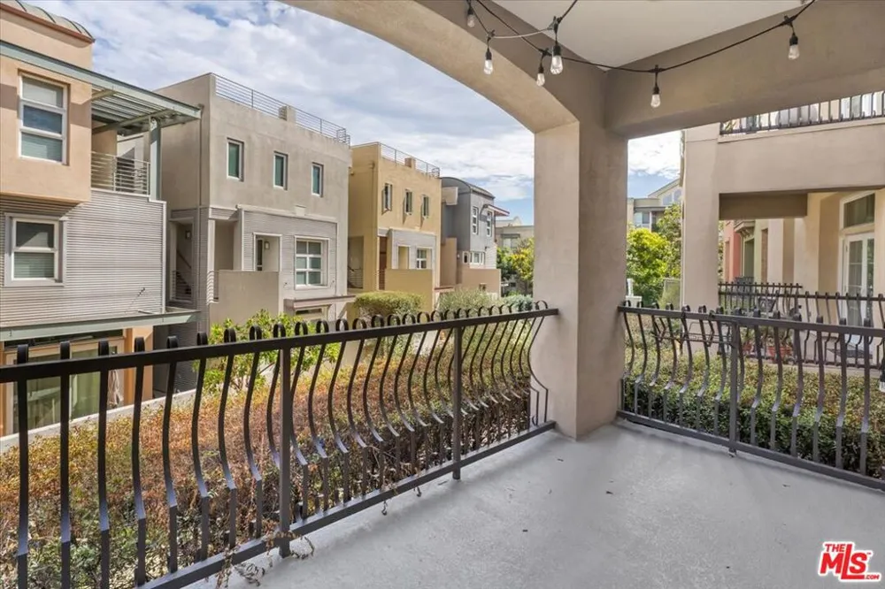 13020 Pacific #203 Playa Vista, CA 90094