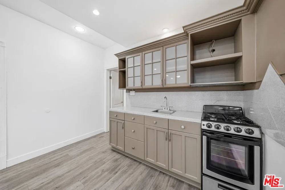 5760 Melrose Avenue Los Angeles, CA 90038