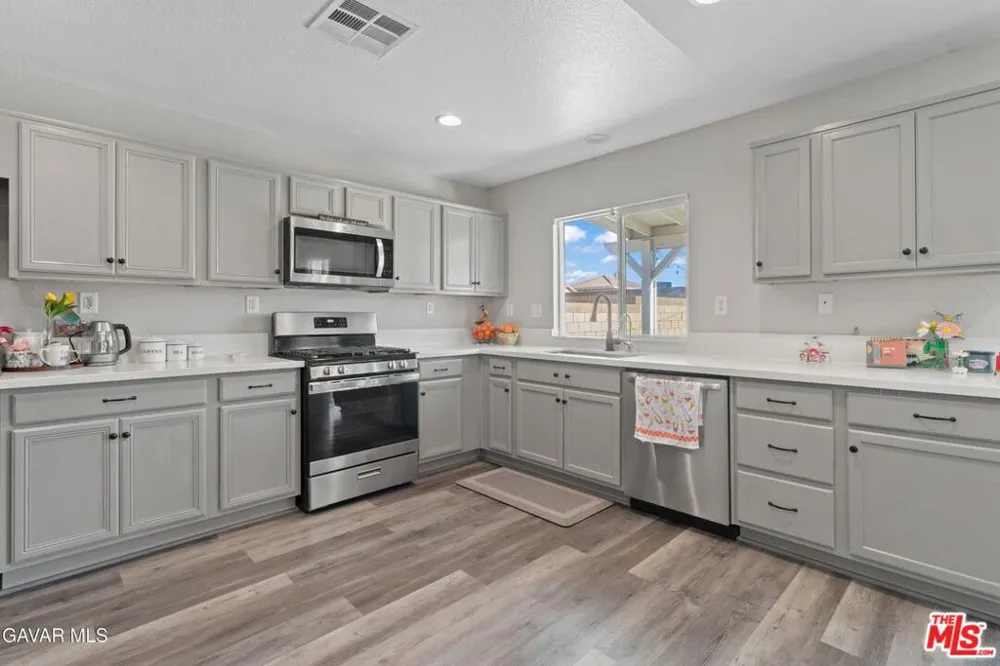 45064 E 18th Street Lancaster, CA 93535