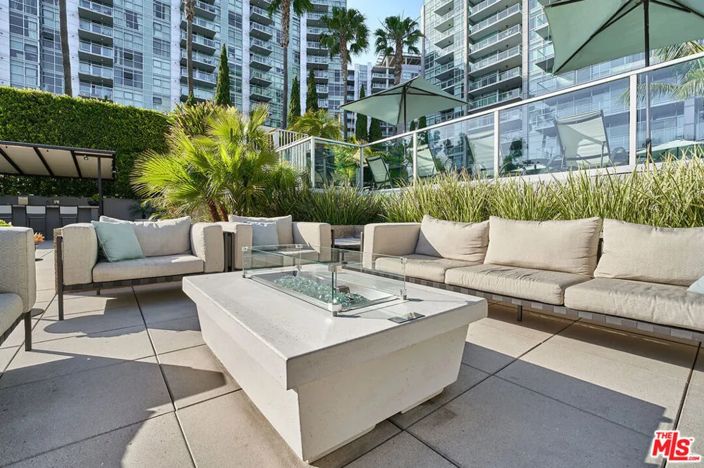 13650 Marina Pointe Drive #404 Marina del Rey, CA 90292