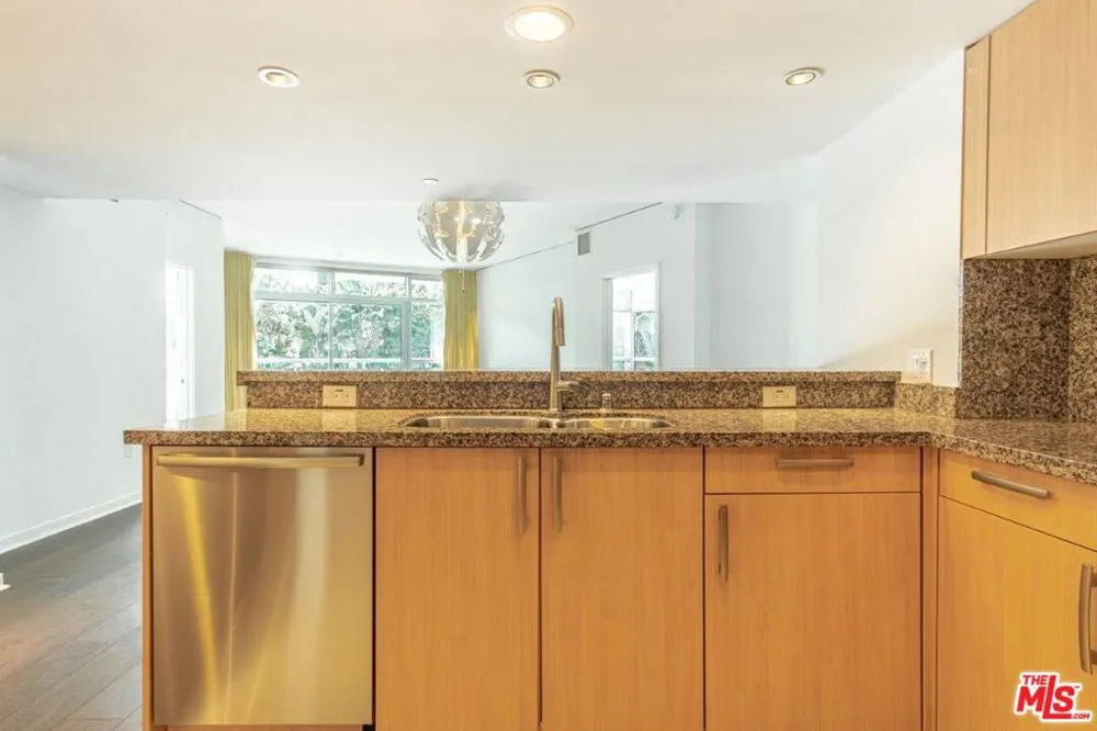 13650 Marina Pointe Drive #404 Marina del Rey, CA 90292